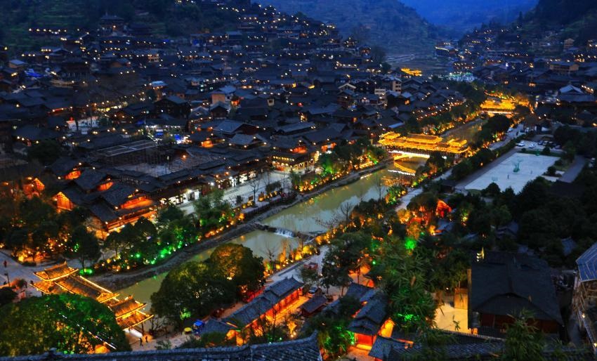 早餐后游览【西江千户苗寨】(门票套票:110元/人,含门票 4程电瓶车